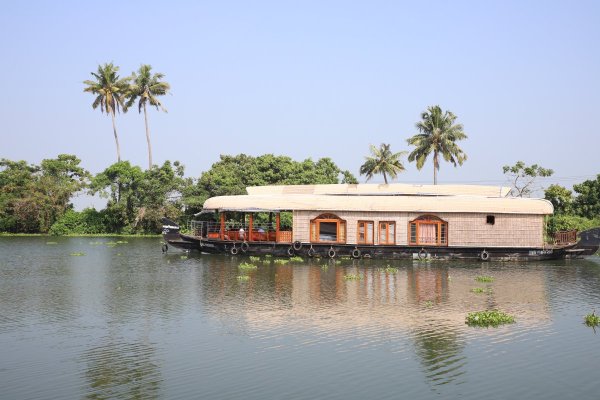  Kochi – Munnar – Thekkady – Alleppey/Kumarakom Resort+Houseboat